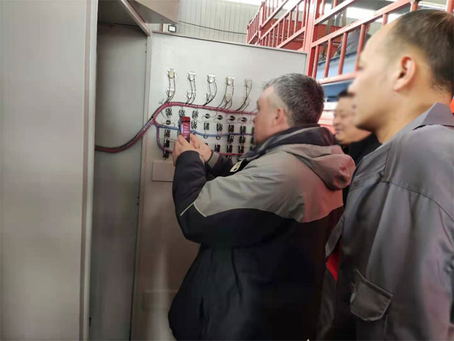 俄羅斯客戶參觀拋丸機(jī)設(shè)備 俄羅斯客戶參觀拋丸機(jī)設(shè)備