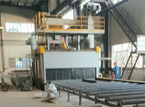 濟(jì)南鋼板預(yù)處理生產(chǎn)線(xiàn)安裝現(xiàn)場(chǎng)，包括拋丸機(jī)、噴漆室、烘干室等